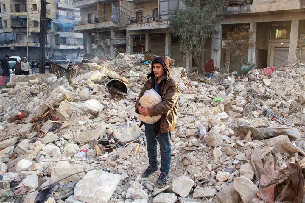 Un giovane di Aleppo tra le macerie di un palazzo crollato per il terremoto Un giovane di Aleppo tra le macerie di un palazzo crollato per il terremoto